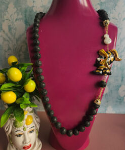 collana siciliana con pietra lavica e paladino siciliano in ceramica di caltagirone