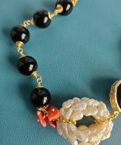 Alternative view of Bracciale Artigianale con Onice, Perle di Fiume e Pietra Lavica