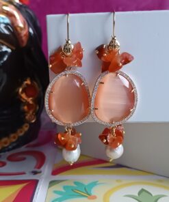 Alternative view of Orecchini Pendenti con Occhio di Gatto Arancione e Corniola