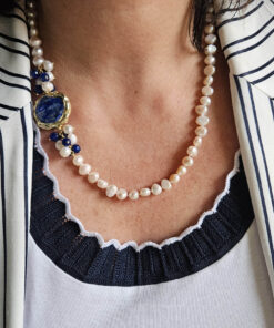 collana girocollo con perle di fiume e lapis blu