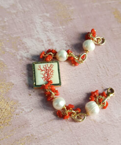 Bracciale a catena con perle corallo rosso e mattonella in ceramica di caltagirone 1