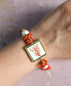 Alternative view of Bracciale a Catena con Perle di Fiume, Corallo Rosso e Mattonella in Ceramica di Caltagirone