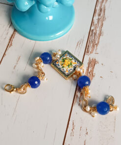 Bracciale a catena con pietre blu perle e mattonella in ceramica di caltagirone