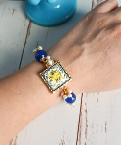 Alternative view of Bracciale a Catena con Agata Blu, Perle di Fiume e Mattonella in Ceramica di Caltagirone