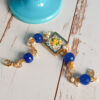 Bracciale a catena con pietre blu perle e mattonella in ceramica di caltagirone