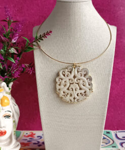 Collana girocollo rigido con ciondolo giada bianca 1