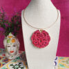 Collana girocollo rigido con pendente giada fucsia 1
