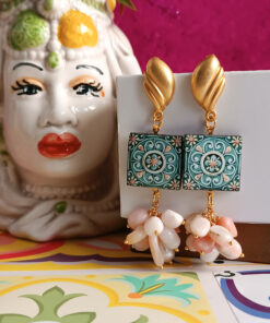 Orecchini siciliani con mattonelle in ceramica di caltagirone e pietre rosa di rodonite a grappolo