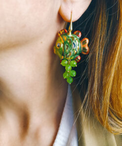 Alternative view of Orecchini Siciliani con Pesci in Ceramica di Caltagirone e grappolo di Pietre Verdi