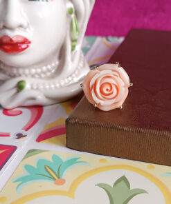 Anello con rosa corallo pelle d'angelo