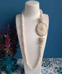 Collana di perle con cammeo conchiglia di torre del greco