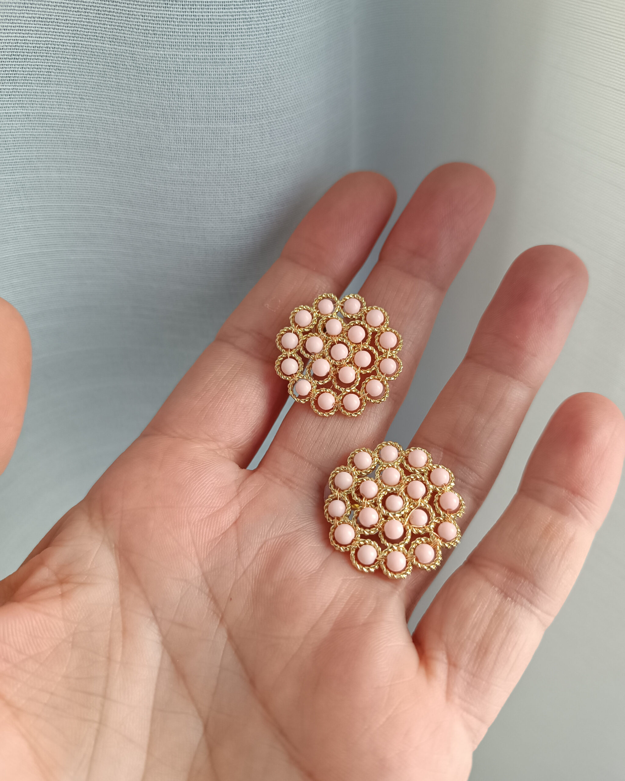 Orecchini al lobo con corallo rosa 3