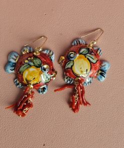 Alternative view of Orecchini Siciliani con Pesci in Ceramica di Caltagirone e Corallo Rosso