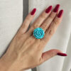 anello con rosa turchese in resina