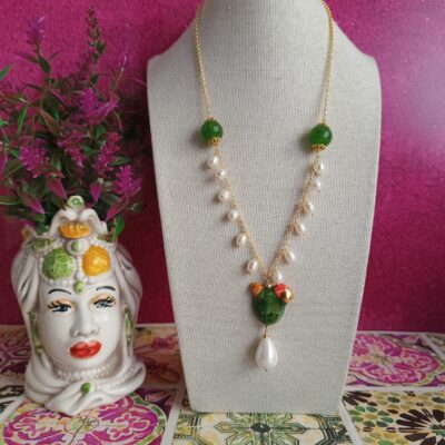 Collana a catena con perle e fico d'india in ceramica di caltagirone
