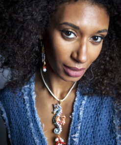 Collana a corda con cavalluccio in ceramica di caltagirone perle di fiume e corallo rosso 5