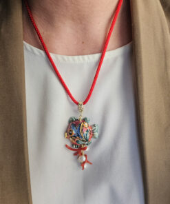 Collana a corda con ciondolo pesce in ceramica di caltagirone e corallo rosso