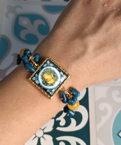 Alternative view of Bracciale a Catena con Agata Gialla, Corallo Bambù Blu e Mattonella in Ceramica di Caltagirone
