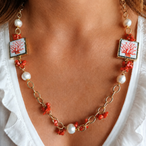 Collana a catena con perle corallo rosso e mattonelle in ceramica di caltagirone