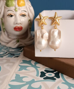 Orecchini pendenti con perle barocche e stelle marine 1