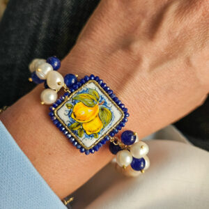 bracciale di perle con mattonella in pietra lavica e ceramica di caltagirone