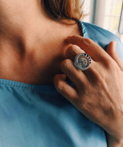 Anello con cammeo sole luna in conchiglia sardonica da torre del greco 6