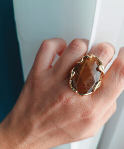 Anello ovale con pietra occhio di tigre