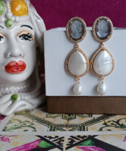 Orecchini a goccia con cammei in madreperla e perle 1