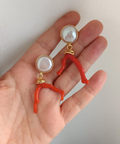 Alternative view of Orecchini in Argento 925 Placcato Oro con Perle di Fiume e Rami di Corallo Naturale