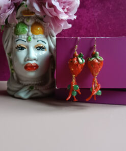 Orecchini siciliani con fragole in ceramica di caltagirone pietre verdi e corallo rosso
