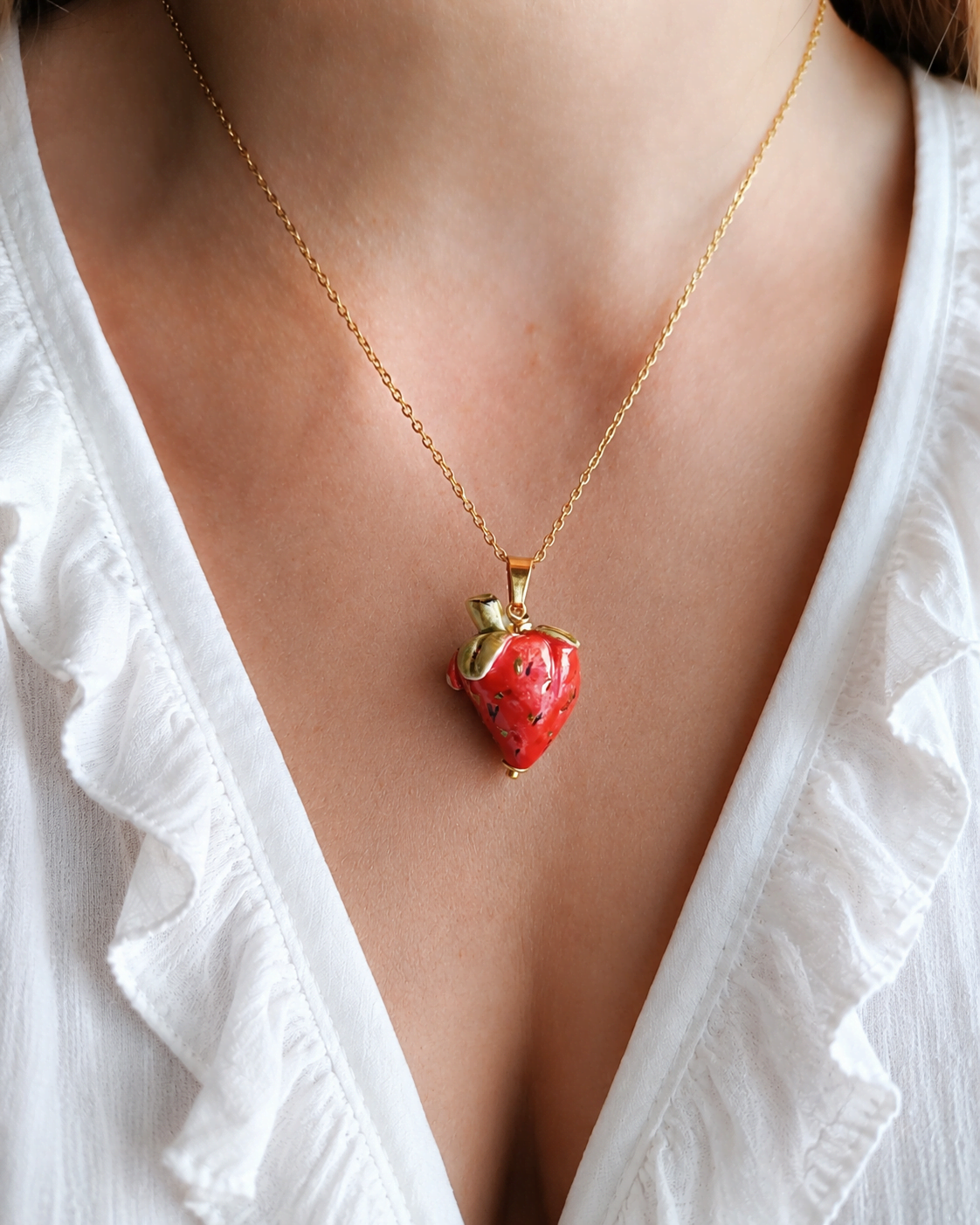 collana a catena fragolina in ceramica di caltagirone Collana a catena con perle corallo rosso e mattonelle in ceramica di caltagirone