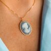 Collana a catena in argento 925 placcato oro con ciondolo cammeo in agata blu 4