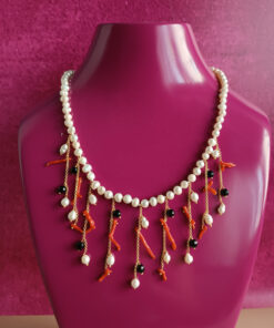 Collana decollete con perle di fiume corallo rosso e onice 3