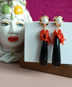 Orecchini a goccia con onice nero corallo rosso e perle di fiume 2