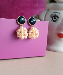 Orecchini a grappolo con occhio di gatto blu e perle rosa 1