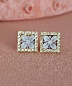 Orecchini al lobo con cammei scolpiti dalla conchiglia sardonica