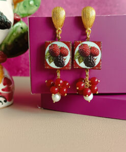 Orecchini con mattonelle frutta in ceramica di caltagirone e grappolo di pietre bordeaux 2