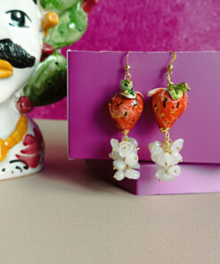 Orecchini siciliani con fragole in ceramica di caltagirone e grappolo di quarzo rosa 1