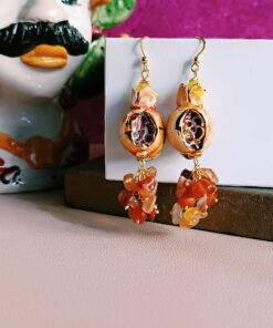 Orecchini siciliani con melograni in ceramica di caltagirone e grappolo di corniola 2