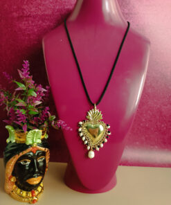 collana a corda con ciondolo cuore sacro