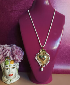 Collana corda bianca con ciondolo pendente cuore sacro oro con perle bianche 2