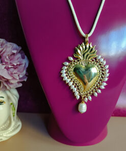 Alternative view of Collana a Corda con Ciondolo Cuore Sacro e Perle di Fiume