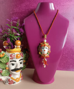 Collana in pasta di corallo con ciondolo testa di moro in ceramica di caltagirone 1
