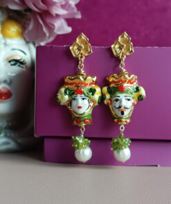 Orecchini siciliani con teste di moro in ceramica di caltagirone perle di fiume e peridoto 2
