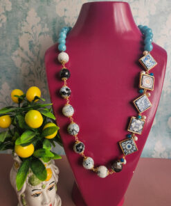 collana lunga con pietre azzurre di angelite e mattonelle in pietra lavica e ceramica di caltagirone
