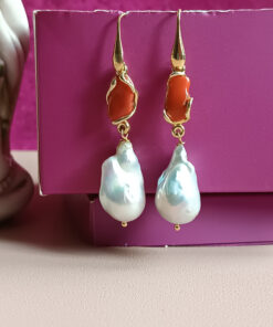 Orecchini pendenti con perle barocche e corallo del mediterraneo