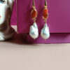 Orecchini pendenti con perle barocche e corallo del mediterraneo