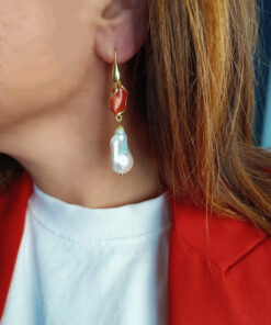 Orecchini pendenti con perle barocche e corallo del mediterraneo