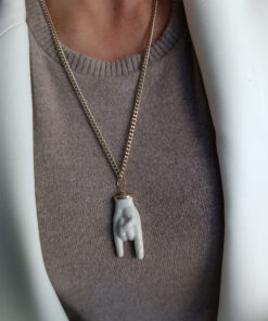 Collana a catena con ciondolo mano cornuta in ceramica di caltagirone 6