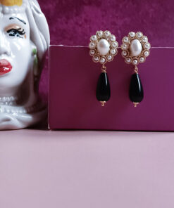 Orecchini a fiore con perle di fiume e onice a goccia 1